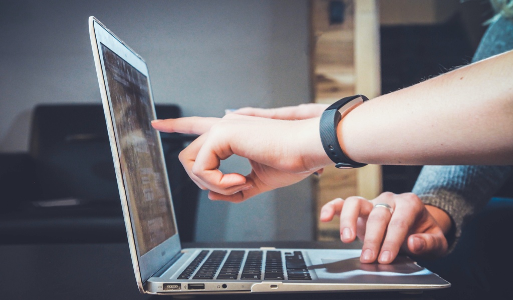 john-schnobrich-FlPc9_VocJ4-unsplash